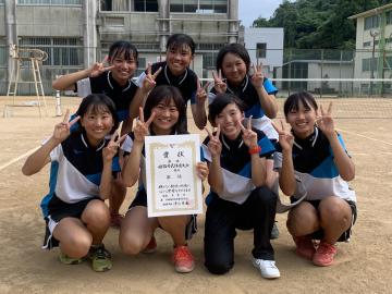 姫路市民大会で記念写真を撮影する女子テニス部員