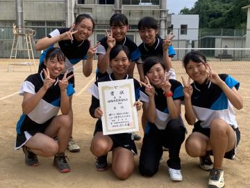姫路市民大会で記念写真を撮影する女子テニス部員