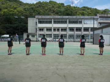 西播地区3年生大会で写真撮影する女子テニス部員