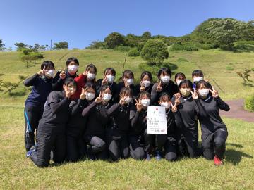 県総体で記念写撮影をする女子テニス部員たちの写真
