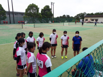 県総体で女子テニス部員がミーティングしている様子