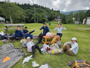 屋外での、参加者たちの集合写真