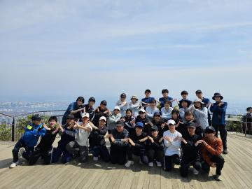 摩耶山山頂で参加者が記念写真を撮る様子