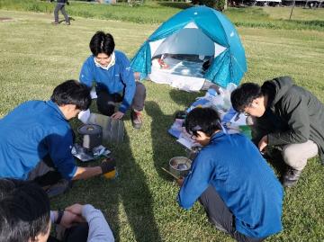 エッセン男子チームが屋外で作業する様子