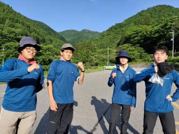 西播男子チームが屋外で記念写真を撮る様子