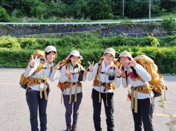 西播女子チームが屋外で記念写真を撮る様子