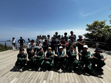 令和七年度近郊山行で六甲山と摩耶山に登頂した山岳部の集合写真