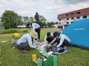 令和七年度県総体で山岳部女子が調理をしている画像