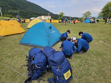 令和七年度県総体で山岳部男子が調理をしている画像