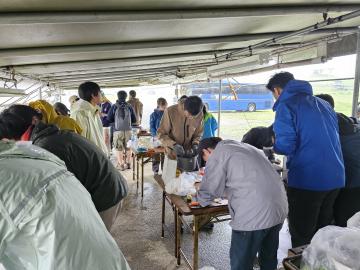 令和七年度西播大会で調理を行っている部員の画像