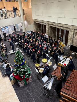 令和7年度クリスマスロビーコンサートで演奏する様子10