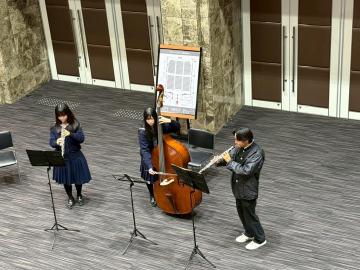 令和7年度クリスマスロビーコンサート2日目で演奏する様子5