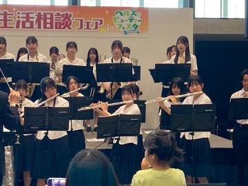 令和7年度ヘルス＆ビューティーフェスタで演奏する様子13