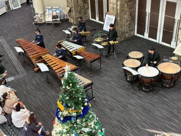 令和7年度クリスマスロビーコンサートで演奏する様子5