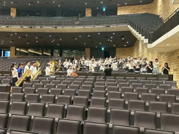 令和7年度つながりプロジェクトで演奏する様子1