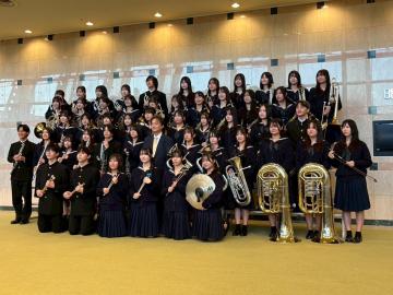 令和7年度高等学校吹奏楽演奏会の演奏後の記念撮影の様子1