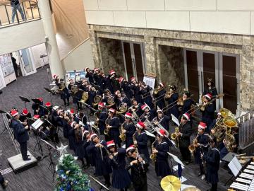 令和7年度クリスマスロビーコンサートで演奏する様子16