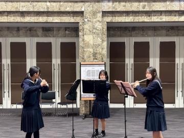 令和7年度クリスマスロビーコンサート2日目で演奏する様子2