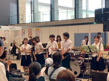 令和7年度ヘルス＆ビューティーフェスタで演奏する様子8