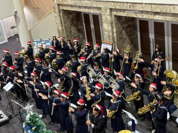 令和7年度クリスマスロビーコンサートで演奏する様子15