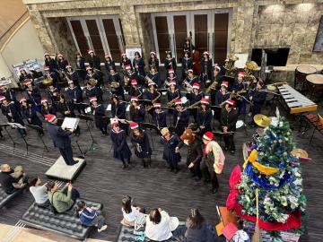 令和7年度クリスマスロビーコンサートで演奏する様子14