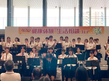 令和7年度ヘルス＆ビューティーフェスタで演奏する様子7