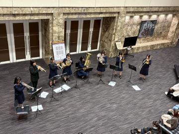 令和7年度クリスマスロビーコンサート2日目で演奏する様子12