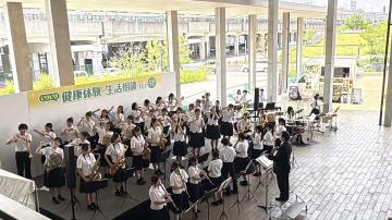 ヘルス＆ビューティーフェスで演奏する様子11