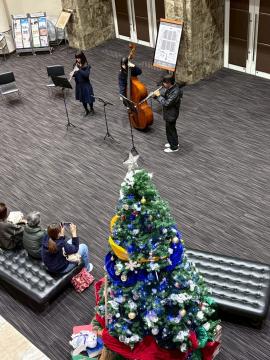 令和7年度クリスマスロビーコンサート2日目で演奏する様子4