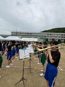 令和7年度体育祭で演奏する吹奏楽部員の様子6