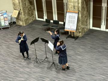 令和7年度クリスマスロビーコンサート2日目で演奏する様子1