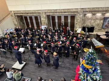 令和7年度クリスマスロビーコンサートで演奏する様子13