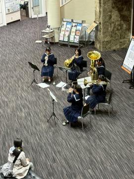 令和7年度クリスマスコンサート3日目に演奏する様子9