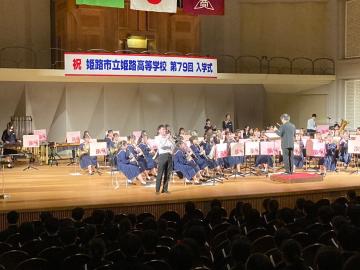 入学式での演奏の様子64