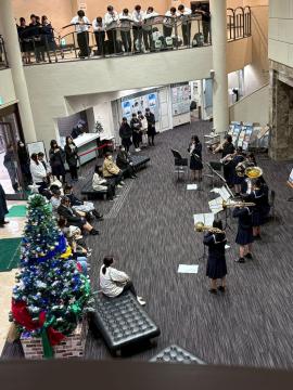 令和7年度クリスマスロビーコンサート2日目で演奏する様子10