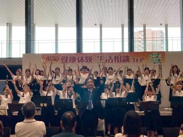 令和7年度ヘルス＆ビューティーフェスタで演奏する様子12