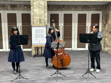 令和7年度クリスマスロビーコンサート2日目で演奏する様子6