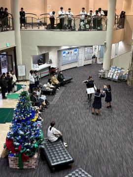 令和7年度クリスマスロビーコンサート2日目で演奏する様子3