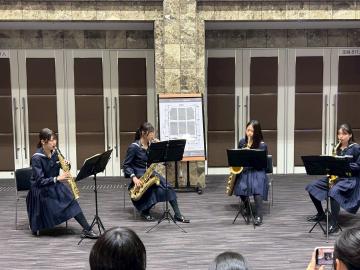 令和7年度クリスマスロビーコンサート2日目で演奏する様子7