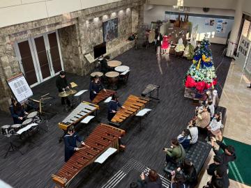 令和7年度クリスマスロビーコンサートで演奏する様子4