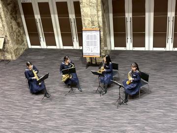 令和7年度クリスマスロビーコンサート2日目で演奏する様子9