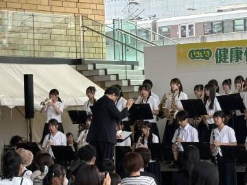 ヘルス＆ビューティーフェスで演奏する様子3