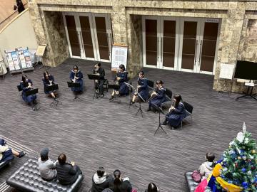 令和7年度クリスマスコンサート3日目に演奏する様子8