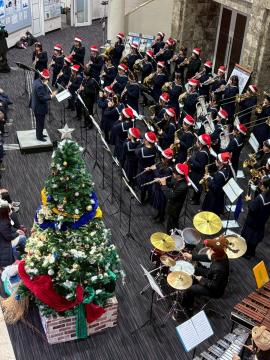 令和7年度クリスマスロビーコンサートで演奏する様子11