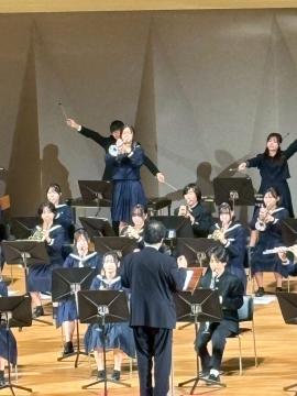 令和7年度学校説明会で演奏する様子3