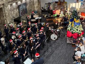 令和7年度クリスマスロビーコンサートで演奏する様子9