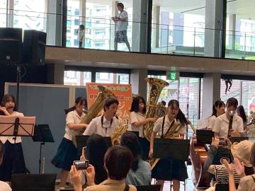 令和7年度ヘルス＆ビューティーフェスタで演奏する様子10