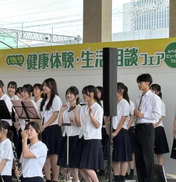 ヘルス＆ビューティーフェスで演奏する様子8
