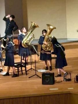 令和7年度学校説明会で演奏する様子1