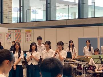 令和7年度ヘルス＆ビューティーフェスタで演奏する様子9